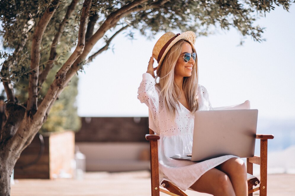 young-woman-working-laptop-vacation_1303-14418